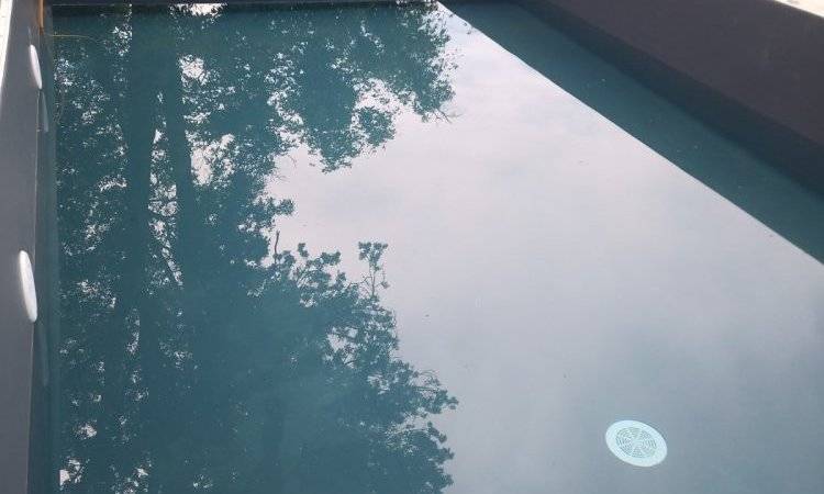 piscine bleu foncé
