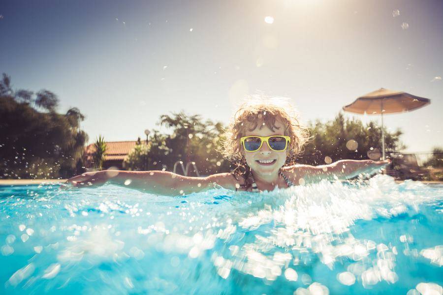 Construction de piscine de nage à contre-courant sur mesure