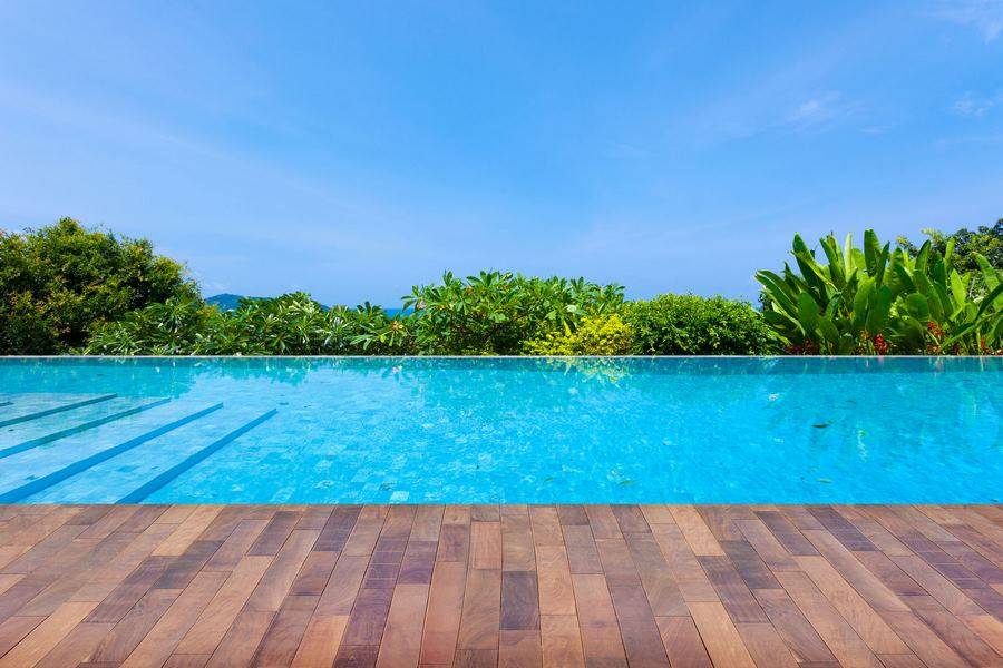 Conception et construction de piscine avec plage de piscine